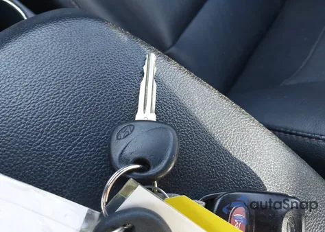 2013 Hyundai Elantra Limited z USA, uszkodzony, nr VIN 5NPDH4AE4DH259353